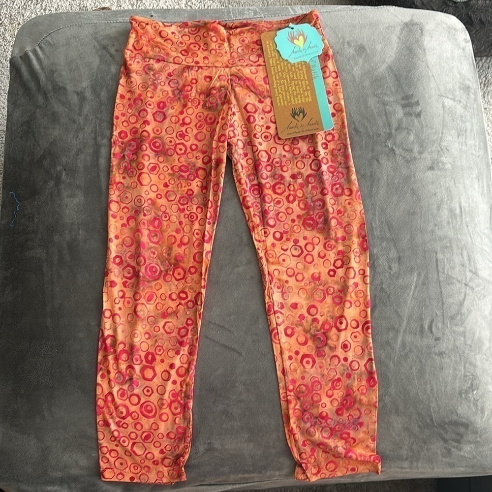 Hands to Hearts batik print crop pant in coral hexagon size small Nwt